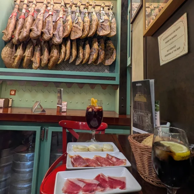 Séville, une ville haute en couleurs et en saveurs. ☀️

#Séville #Andalousie #Espagne #Voyage #Découverte #Culture #Tapas #Sangria #PlazaDeEspana #RealAlcazar #PlazaDeToros #Couleurs #Beauté