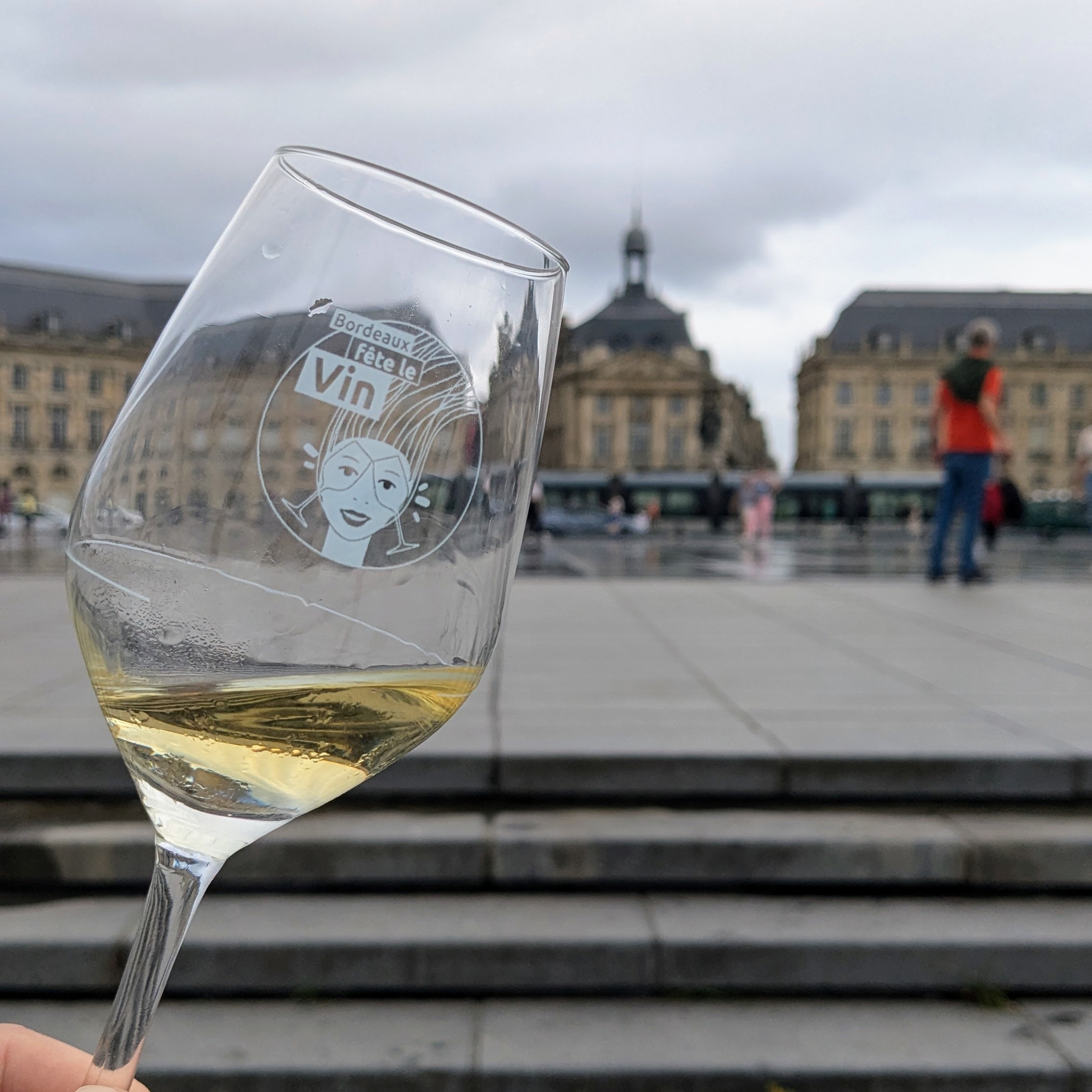 verre vin blanc bordeaux fete le vin place de la bourse